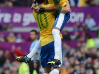 半岛体育网站入口-比赛期间精彩绝伦瞬间，球迷痴迷