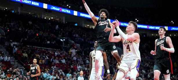 湖人主场艰难战胜马刺，稳步前进季后赛的简单介绍