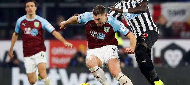 半岛体育官方-包含谢周三客场胜出--冲击英冠升级资格的词条