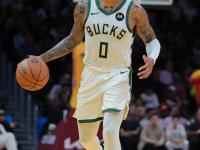 半岛体育官网入口-雄鹿力克火箭，追平东部第一