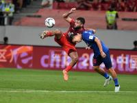 半岛体育app下载地址-足球对阵之际呈现紧张激烈，球员实力悉心呈现