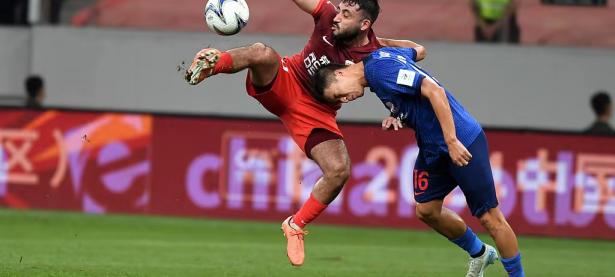 半岛体育app下载地址-足球对阵之际呈现紧张激烈，球员实力悉心呈现