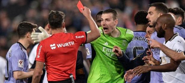 半岛体育中国官网-瓦伦西亚球员因违纪被罚，将缺席下一场关键对决的简单介绍