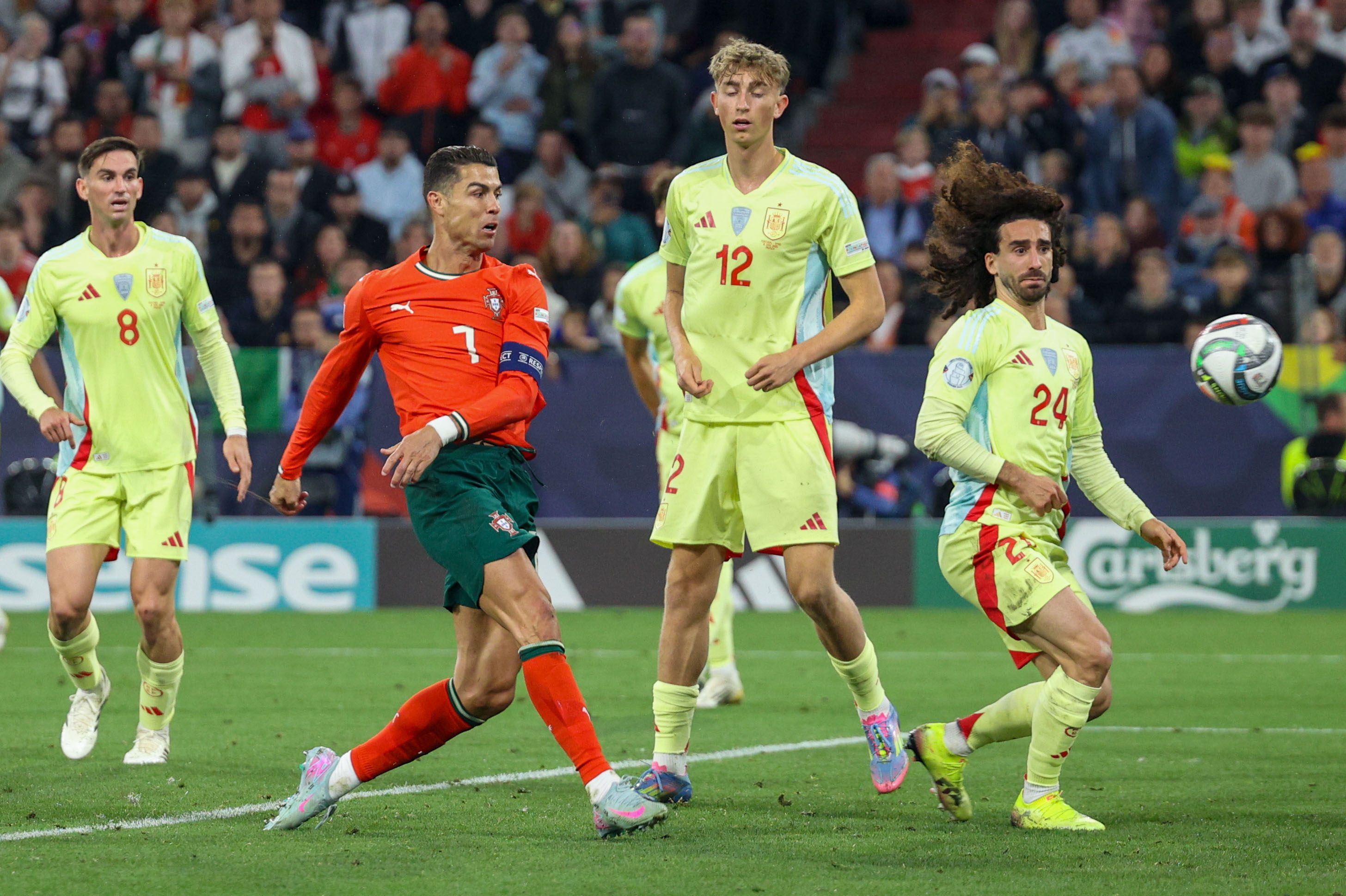 葡萄牙国家队在欧预赛中依然稳坐稳坐领先位置 葡萄牙国家队在欧预赛中依然稳坐稳坐领先位置