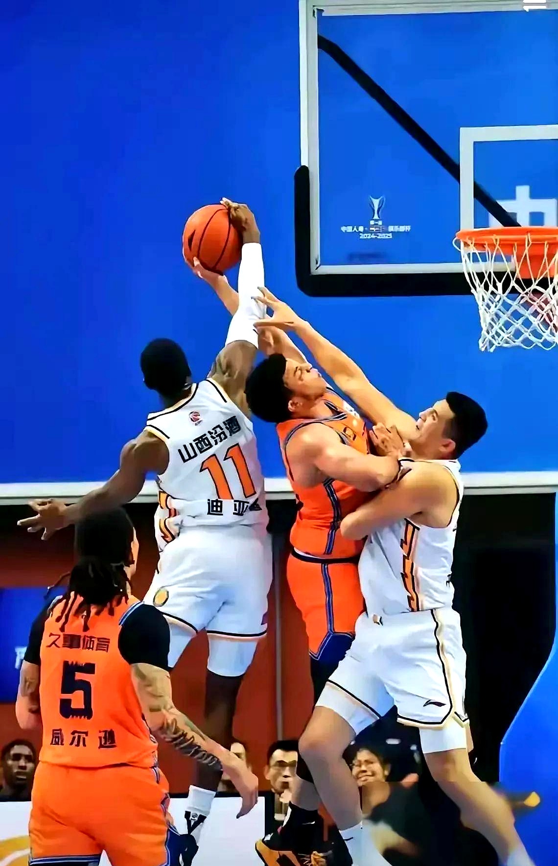 山西男篮客场大胜,表现抢眼 山西男篮客场大胜,表现抢眼