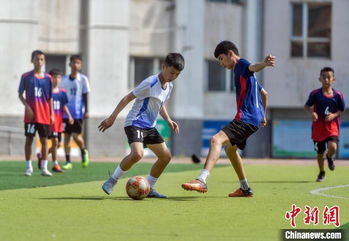 竞技场上的足球比赛场面激烈角逐 竞技场上的足球比赛场面激烈角逐