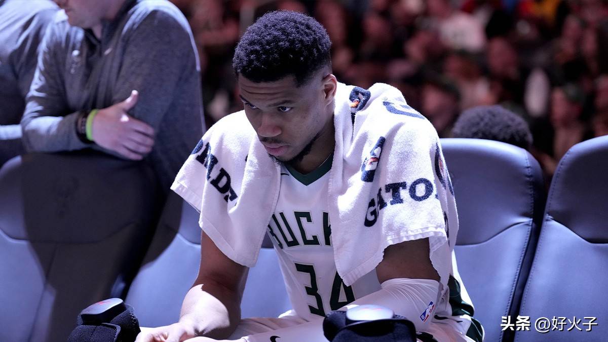 雄鹿队主场受邀进行表演赛,吸引众多球迷观看 雄鹿队主场受邀进行表演赛,吸引众多球迷观看