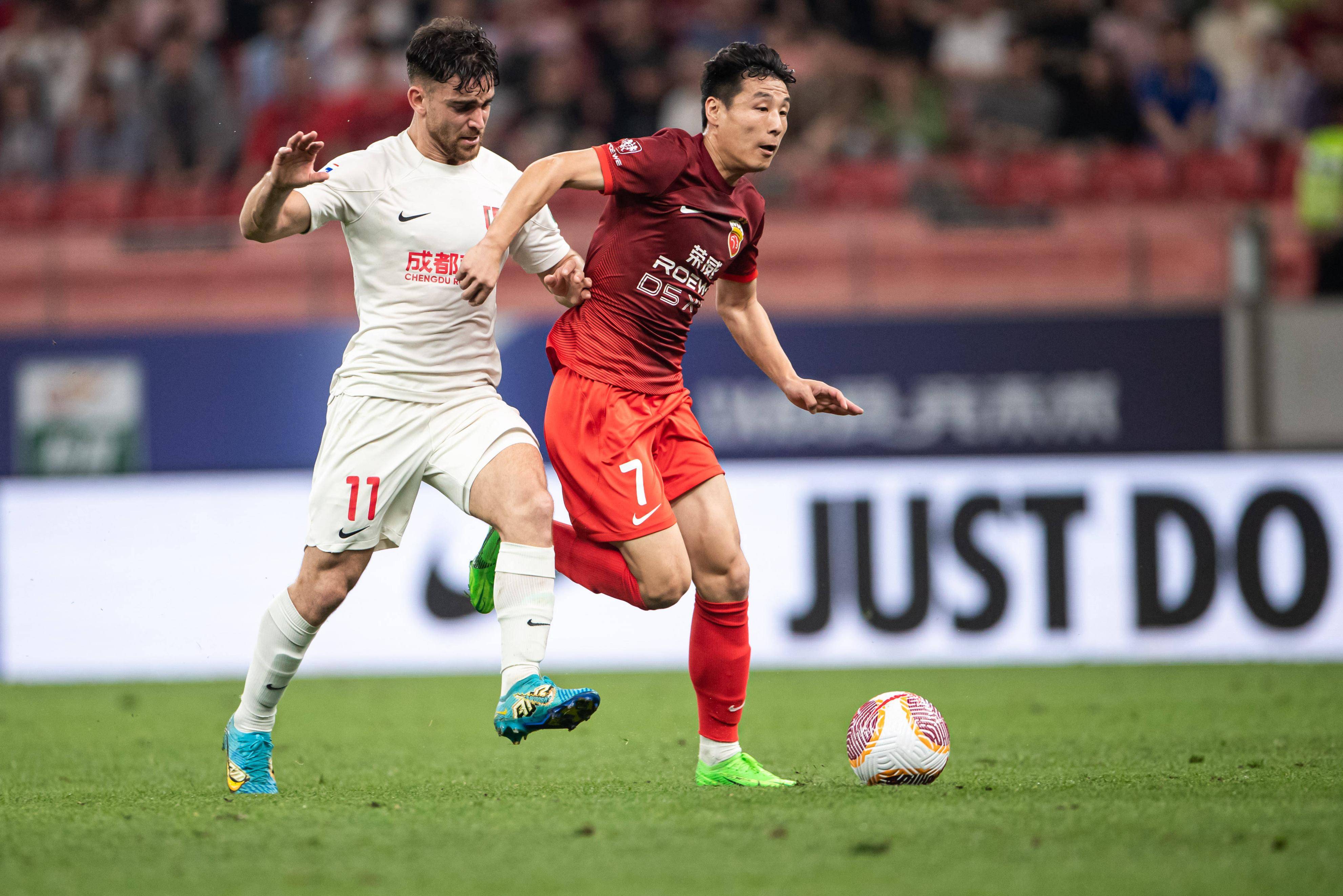 中超联赛球队在赛场上展现实力 中超联赛球队在赛场上展现实力