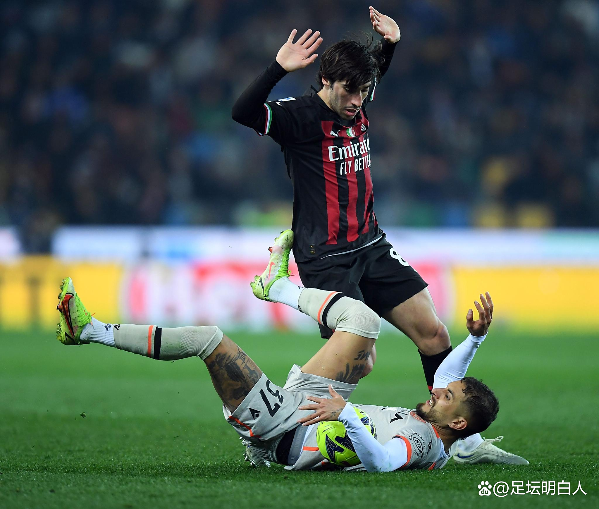 关于足球比赛引发热议,球员表现备受瞩目的信息 关于足球比赛引发热议,球员表现备受瞩目的信息