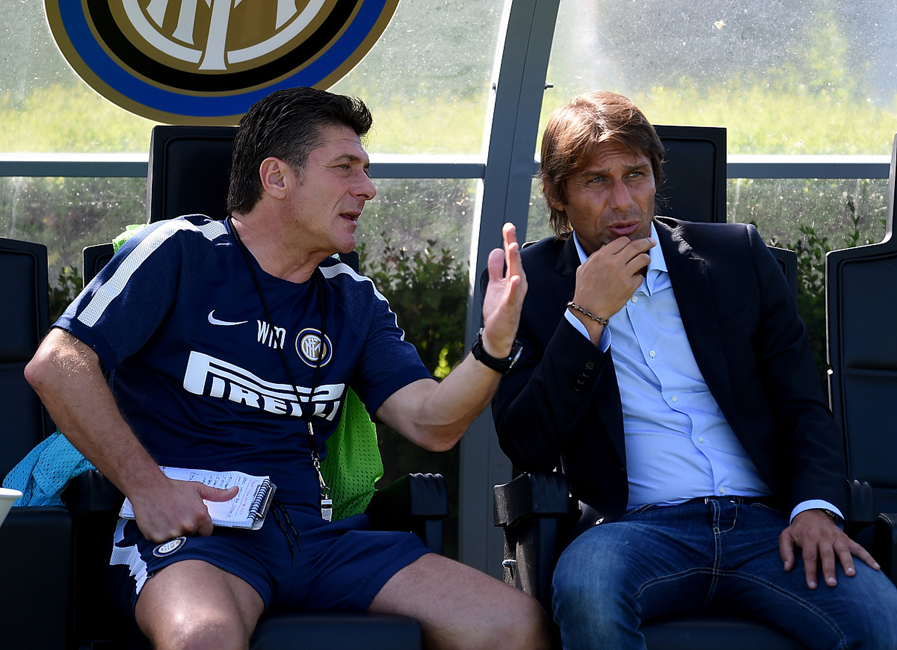 关于足球比赛引发热议,球员表现备受瞩目的信息 关于足球比赛引发热议,球员表现备受瞩目的信息