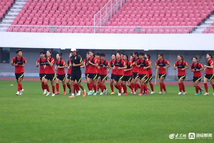 中国女足队员集体备战,为争夺世界杯冠军努力拼搏 中国女足队员集体备战,为争夺世界杯冠军努力拼搏