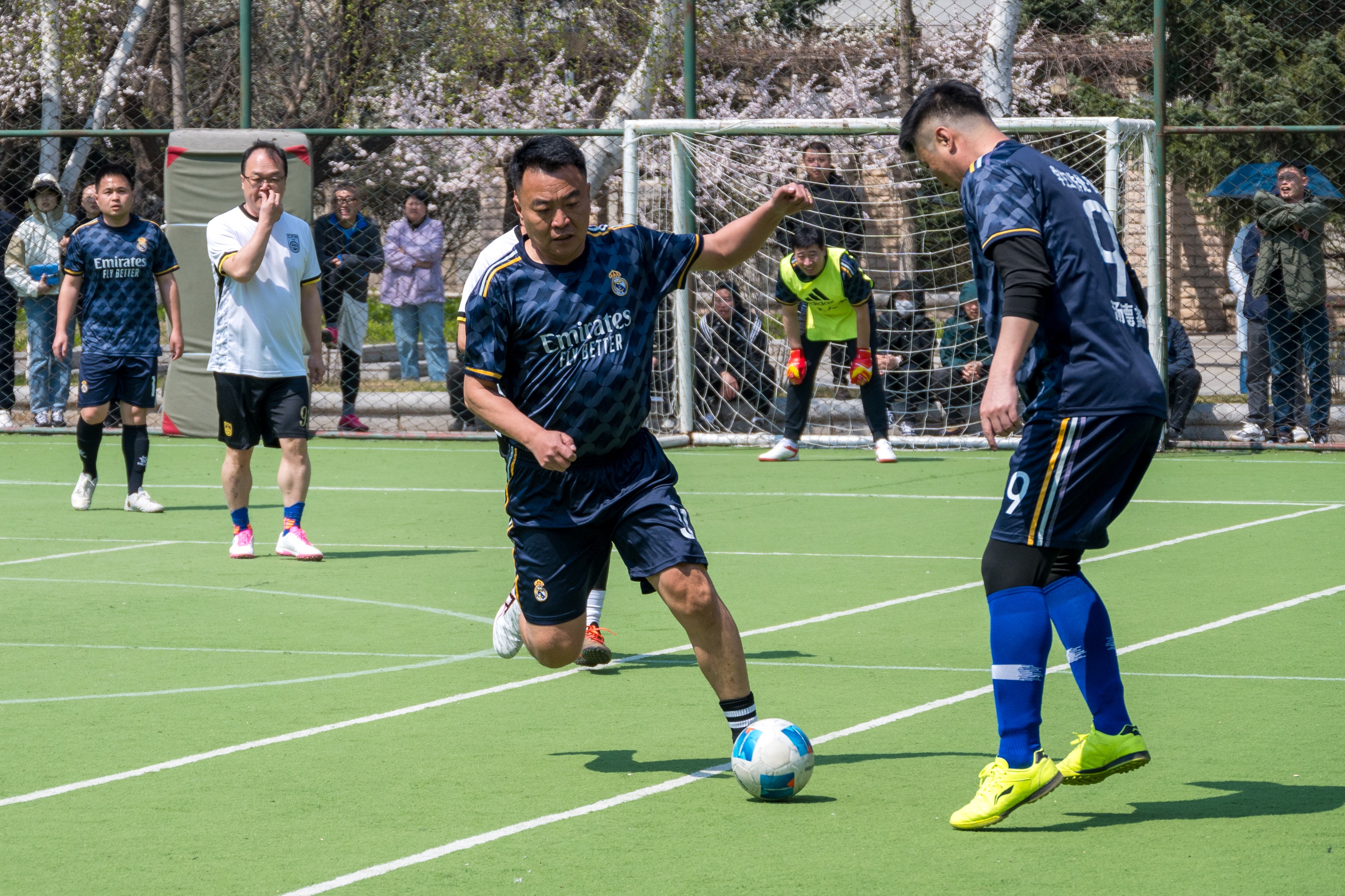 足球赛场胜负悬殊,球员斗志昂扬 足球赛场胜负悬殊,球员斗志昂扬