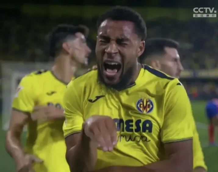 马德里球队主帅深夜研究战术,备战下一场比赛 马德里球队主帅深夜研究战术,备战下一场比赛