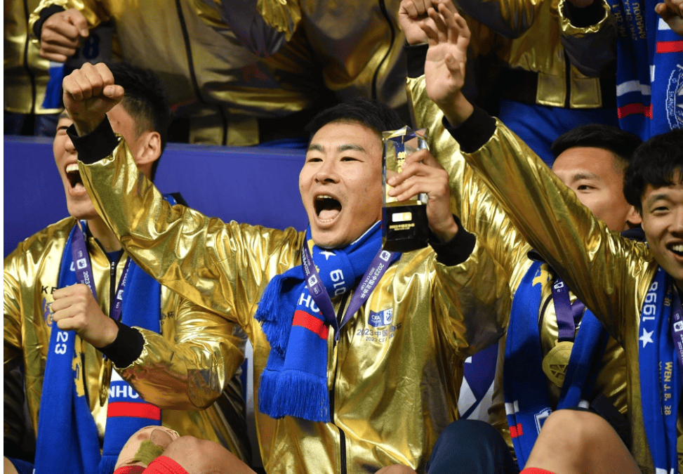 上海申花队员表现出色,赢得球迷赞誉 上海申花队员表现出色,赢得球迷赞誉