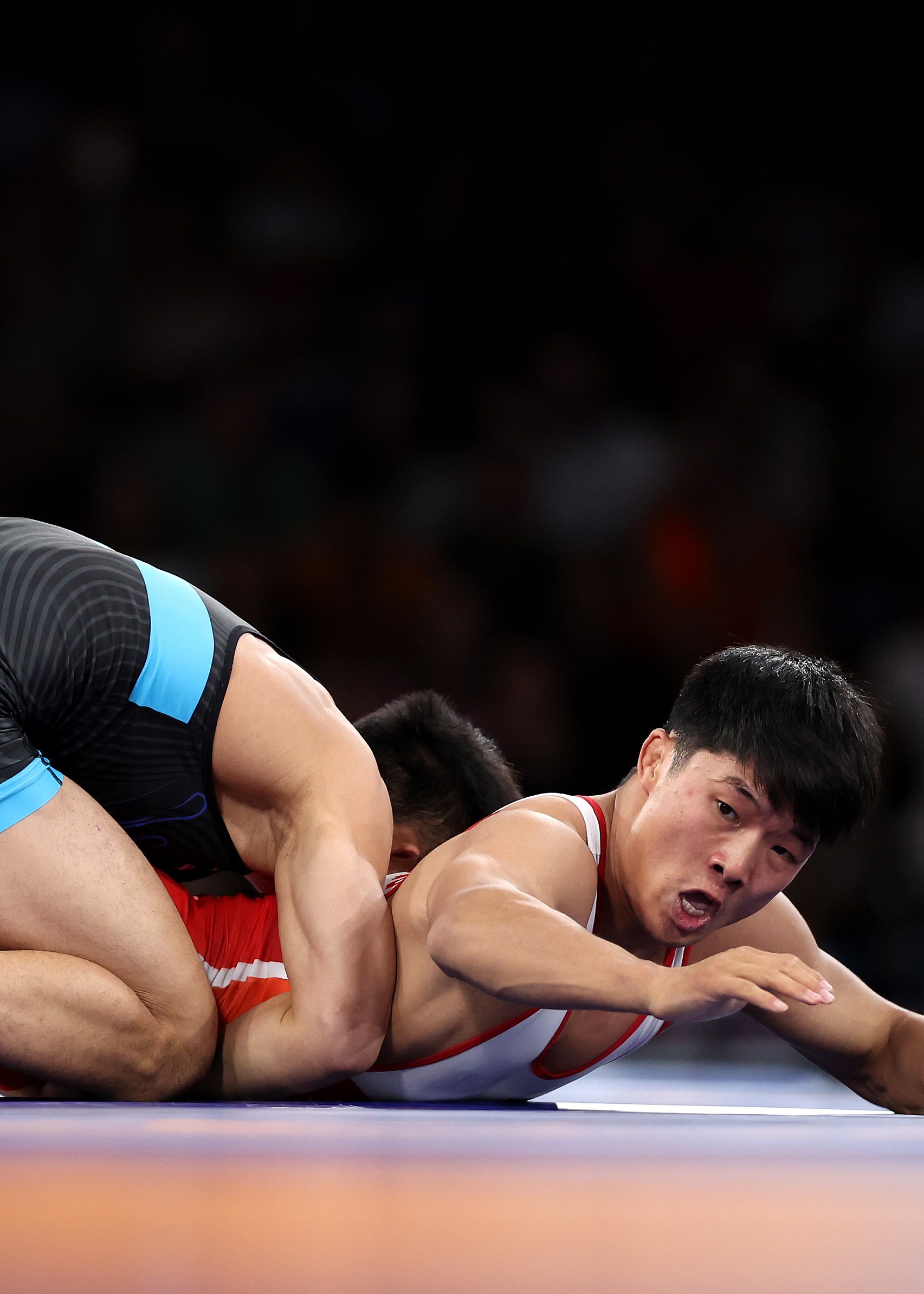 摔跤赛事中选手力压对手斩获胜利 摔跤赛事中选手力压对手斩获胜利