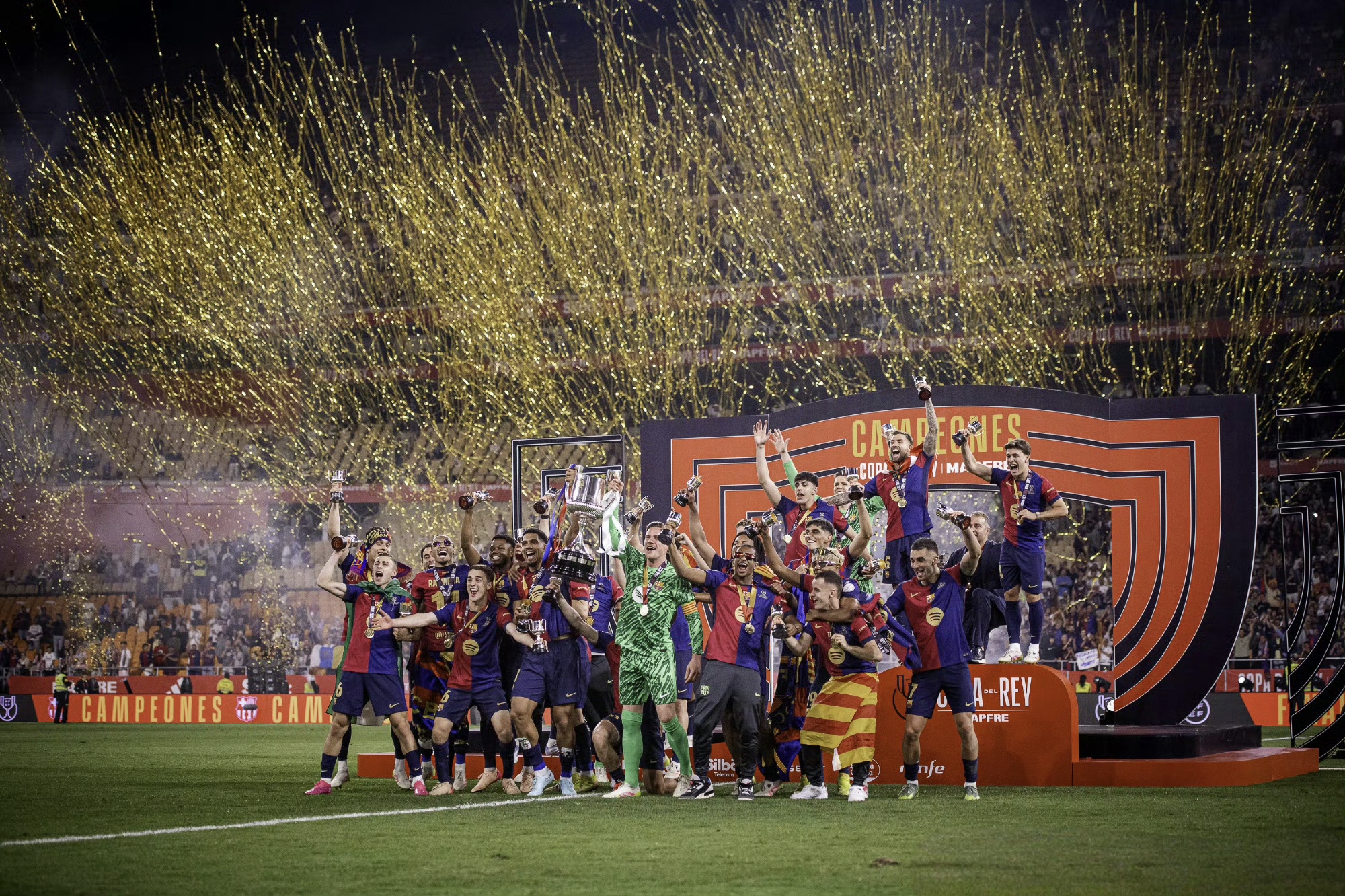 皇马主场大胜巴伦西亚,稳居榜首 皇马主场大胜巴伦西亚,稳居榜首