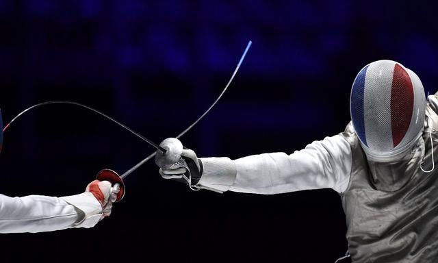 乌克兰击剑选手在比赛中夺冠