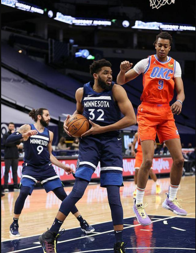 中锋对决：内线力量激烈碰撞述说对话的简单介绍